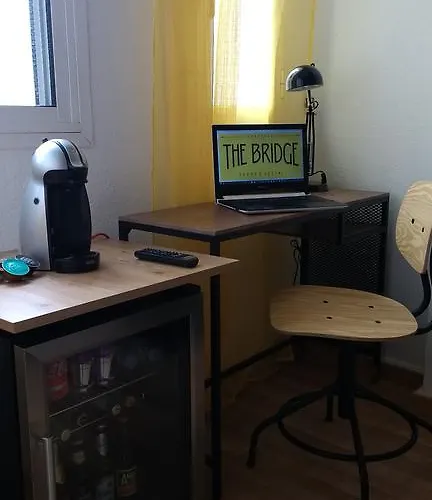 Pensión The Bridge *